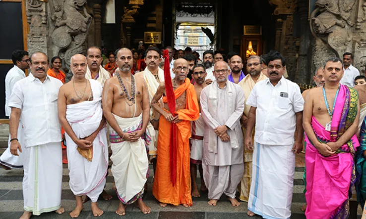 Udupi Krishnapura Mutt Seer Sri Vidya Sagara Teertha Swamiji Offers Prayers at Tirumala