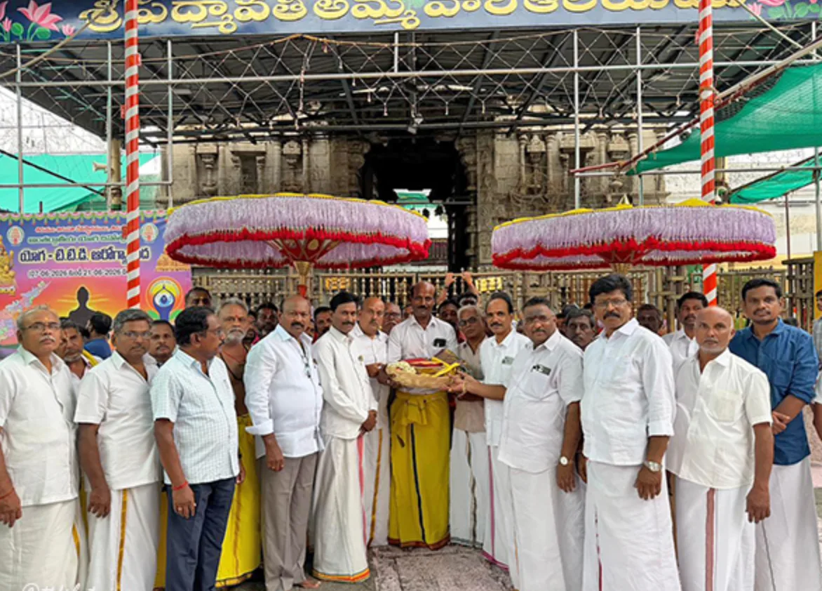 Salem-Based Vishnu Foundation Donates Two Ceremonial Umbrellas to Tiruchanoor Sri Padmavathi Ammavari Temple
