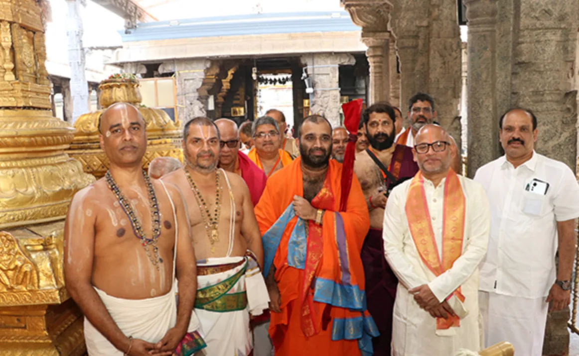 Kashi Math Chief Pontiff Offers Prayers at Tirumala