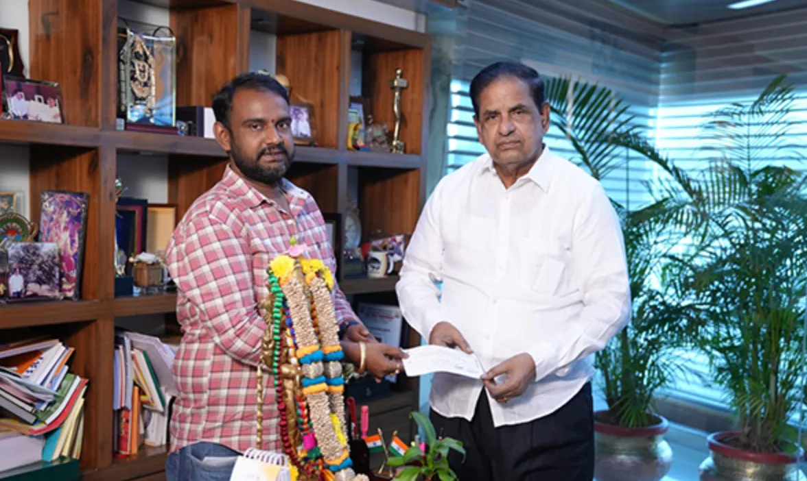 Hyderabad Devotee Donates ₹10 Lakh to Sri Venkateswara Annaprasadam Trust