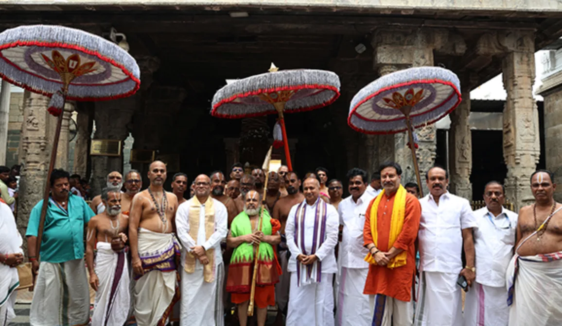 Srirangam Srimath Andavan Ashramam Pontiff Sri Sri Varaha Mahadesikan Offers Prayers at Tirumala Temple