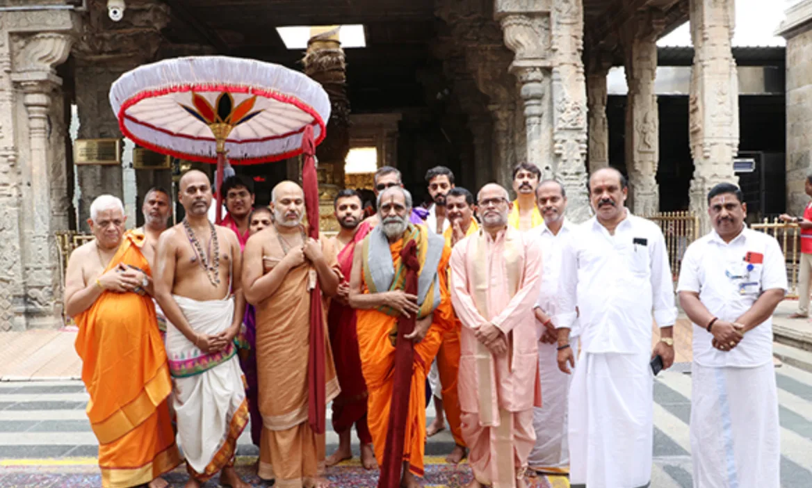 Admar Mutt Pontiff Sri Viswapriya Theertha Swamiji Offers Prayers at Tirumala Temple