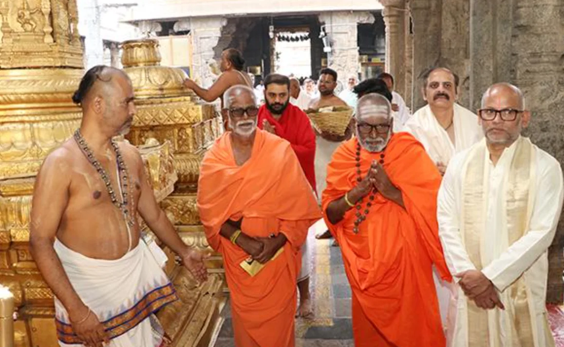 Sri Paripoornanandhagiri Swamiji Offers Prayers at Tirumala Sri Venkateswara Temple