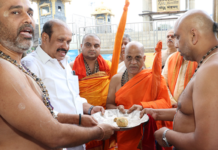 PUTHIGE MUTT SEER OFFERS PRAYERS IN SRIVARI TEMPLE – HH Sri Sri Sugunendra Teertha Swamiji Visits Tirumala Sugunendra Teertha Swamiji