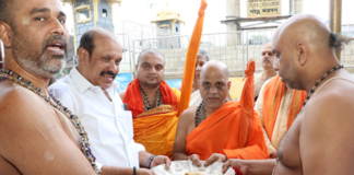PUTHIGE MUTT SEER OFFERS PRAYERS IN SRIVARI TEMPLE – HH Sri Sri Sugunendra Teertha Swamiji Visits Tirumala Sugunendra Teertha Swamiji